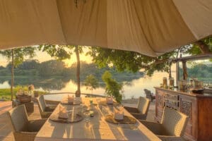 Cena en Chongwe Suites.