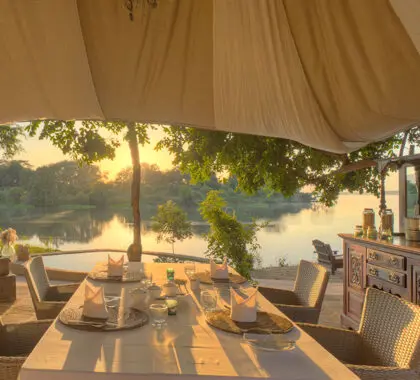 Cena en Chongwe Suites.