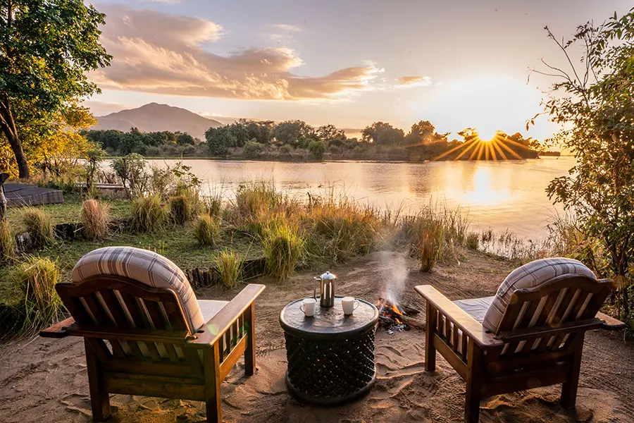 Dos sillones con vistas al sol y al río Zambeze | Go2Africa