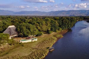 Situado a orillas del río Chongwe, cerca del Parque Nacional del Bajo Zambeze.