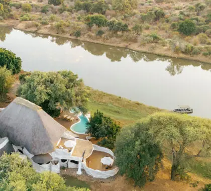 Situado a orillas del río Chongwe, cerca del Parque Nacional del Bajo Zambeze.