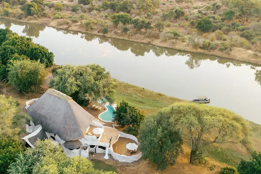 Situado a orillas del río Chongwe, cerca del Parque Nacional del Bajo Zambeze.