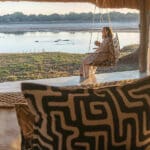 Un lugar ideal para sentarse en su columpio privado junto a la veranda con vistas al río Luangwa.