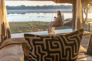 Un lugar ideal para sentarse en su columpio privado junto a la veranda con vistas al río Luangwa.