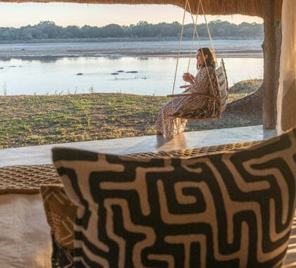 Un lugar ideal para sentarse en su columpio privado junto a la veranda con vistas al río Luangwa.