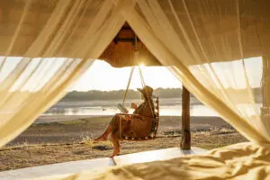 Un lugar ideal para sentarse en su columpio privado junto a la veranda con vistas al río Luangwa.