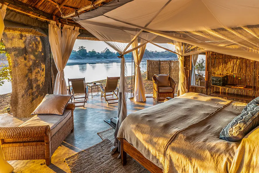 Vista de una habitación del Time + Tide Mchenja Camp y sus vistas a un río cercano | Go2Africa