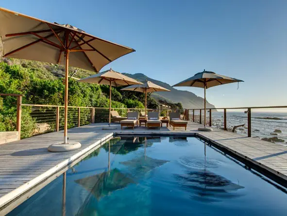 Tras un día explorando Ciudad del Cabo, regrese a Tintswalo para relajarse y tomar el sol alrededor de la piscina.