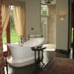 Disfrute de un relajante baño de burbujas en su cuarto de baño privado.