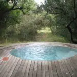 Dese un chapuzón en su piscina privada con vistas a la naturaleza de los alrededores.