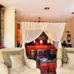 Las suites privadas son lujosas y están elegantemente amuebladas al estilo colonial africano.