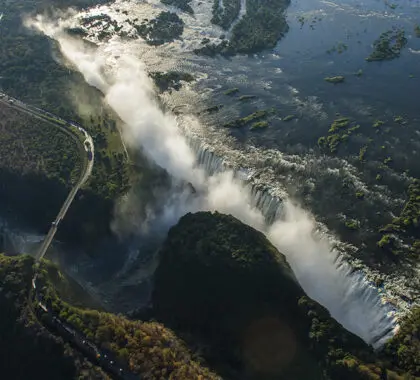 Explore la capital africana de la aventura, las cataratas Victoria.