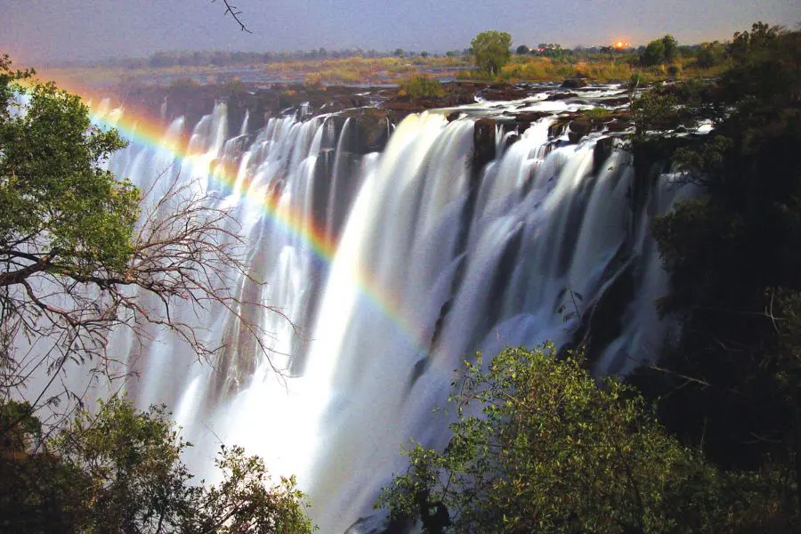 Sienta los rocíos de las cataratas Victoria.