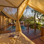 Disfrute de un baño privado en la piscina del Tongabezi Lodge.