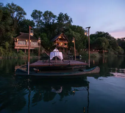 Saboree una cena romántica a orillas del río Zambeze en el Tongabezi Lodge.