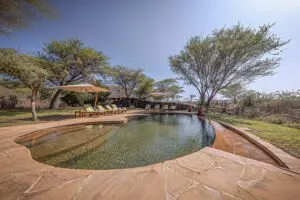 Las tiendas familiares y las tiendas safari tienen cada una una piscina separada. 