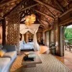 Interior de la suite Treehouse en el Lake Manyara Lodge.
