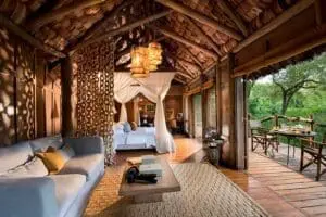 Interior de la suite Treehouse en el Lake Manyara Lodge.