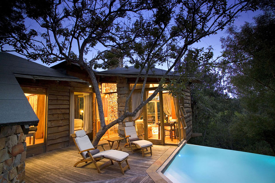Family villa suite deck and pool at Tsala Treetop Lodge.