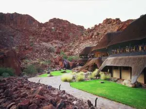 The developers used natural stone and thatch and chose paint hues to match that of the surrounding rocks and Namibian plains