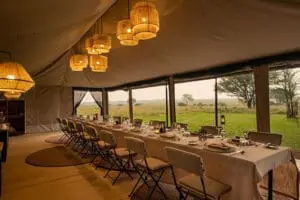 La carpa comedor preparada para la cena.
