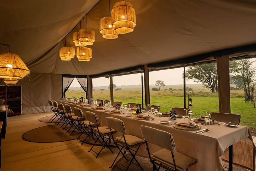 La carpa comedor preparada para la cena.