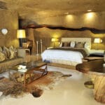 Único y sensual, Sabi Sabi Earth Lodge es uno de nuestros alojamientos favoritos para lunas de miel.