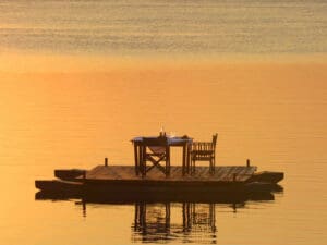 Varios lodges ofrecen cenas a mitad del río Zambeze, ¡siempre tendrá garantizada la mejor mesa!
