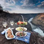 En las cataratas Victoria nunca le faltará una vista espectacular, mejor acompañada de bebidas frías y deliciosos aperitivos.