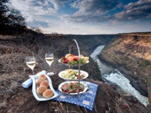 En las cataratas Victoria nunca le faltará una vista espectacular, mejor acompañada de bebidas frías y deliciosos aperitivos.