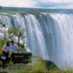 Con 1,7 km del atronador río Zambeze a sus espaldas, los escenarios románticos adquieren un significado totalmente nuevo en las cataratas Victoria.