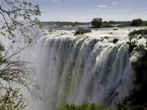 No hay nada más espectacular que las cataratas Victoria en plena crecida; visítelas entre marzo y junio para disfrutar de las mejores vistas.