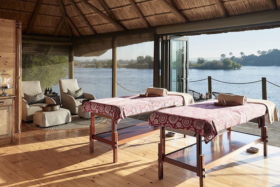 El Tao Spa del Victoria Falls River Lodge flota sobre el río, y las camas del spa ofrecen impresionantes vistas de la gloria del río.