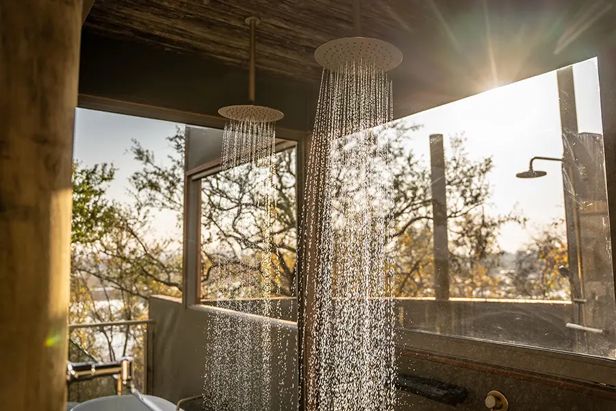 victoria-falls-river-lodge-_superior-family-tent-outdoor-shower