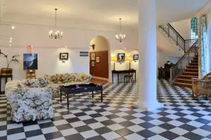 Recepción elegante y acogedora.