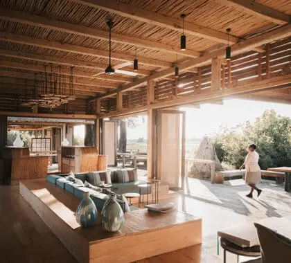 La zona principal del lodge tiene mucho espacio para sentarse y relajarse. 