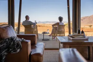 Contemple el desierto más antiguo del mundo desde una de las terrazas del lodge.