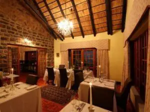 Diríjase al restaurante del hotel, donde podrá disfrutar de una exquisita cena acompañada de un maridaje de vinos.