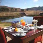 Disfrute de la suave luz del sol matutino mientras saborea un desayuno recién hecho.