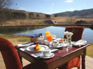 Disfrute de la suave luz del sol matutino mientras saborea un desayuno recién hecho.
