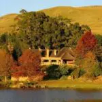 Situado al pie de ondulantes colinas y a orillas del río, el paisaje del Walkersons Hotel & Spa es impresionante.