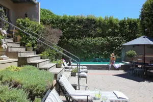 Disfrute de la piscina y las tumbonas de la Casa Welgelegen. 