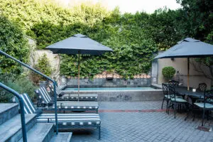 La piscina y las tumbonas del patio. 