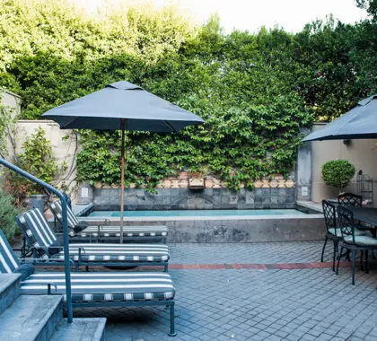 La piscina y las tumbonas del patio. 