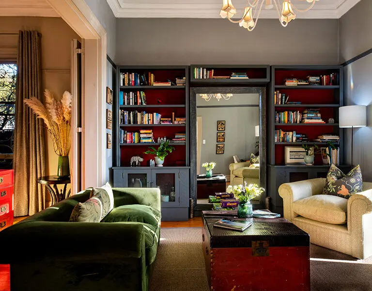 The cosy lounge and library area.