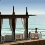 Disfrute de las excepcionales vistas al mar desde la cubierta principal o desde su suite privada en la playa o en la piscina.