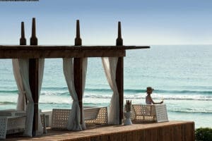 Disfrute de las excepcionales vistas al mar desde la cubierta principal o desde su suite privada en la playa o en la piscina.