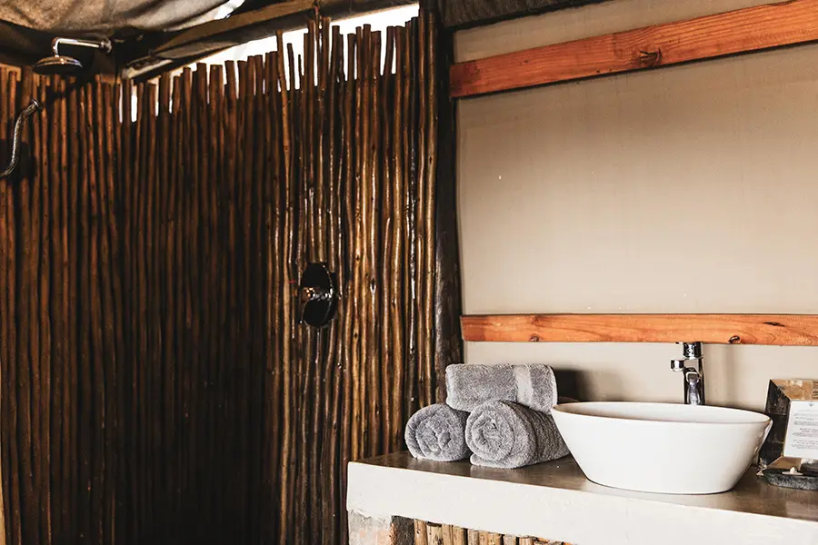 wildernes-davidsons-camp-hwange-zimbabwe-tent-bathroom