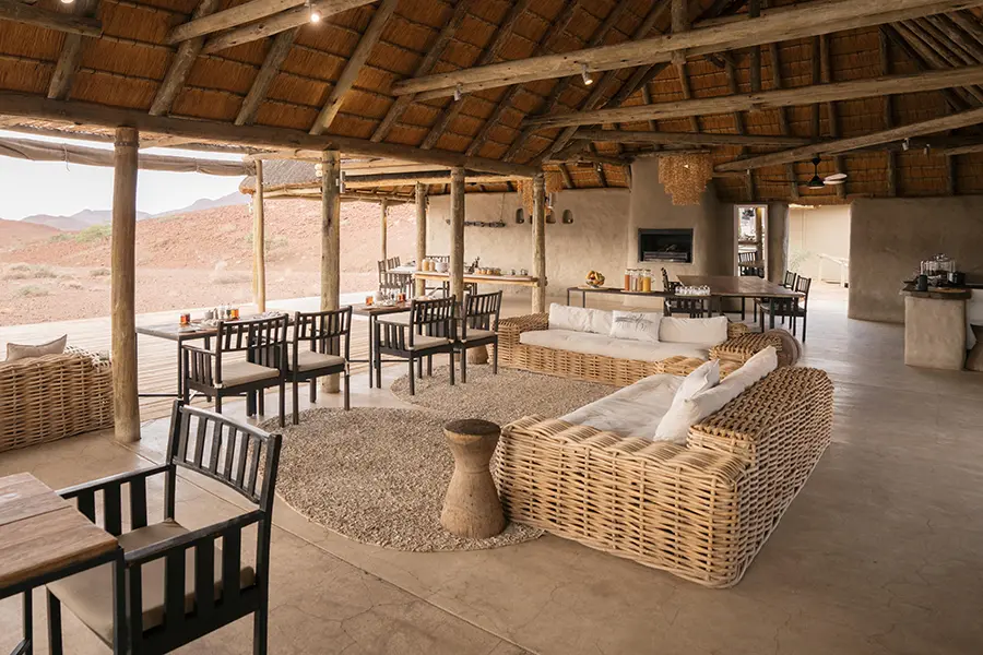 Mucho espacio para relajarse en la cubierta del albergue. 
