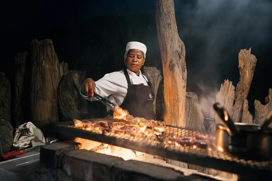 Disfrute de platos de inspiración tradicional cocinados al fuego. 